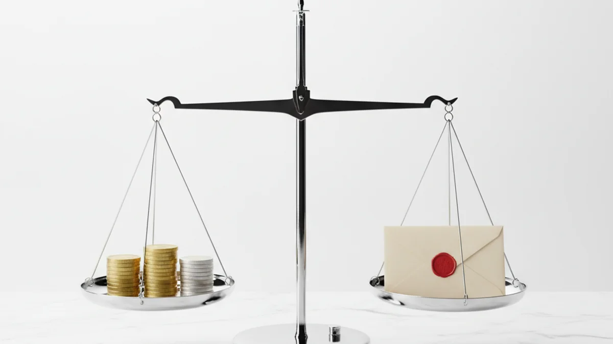 Balança de precisão equilibrando moedas e envelope, representando custo por lead.