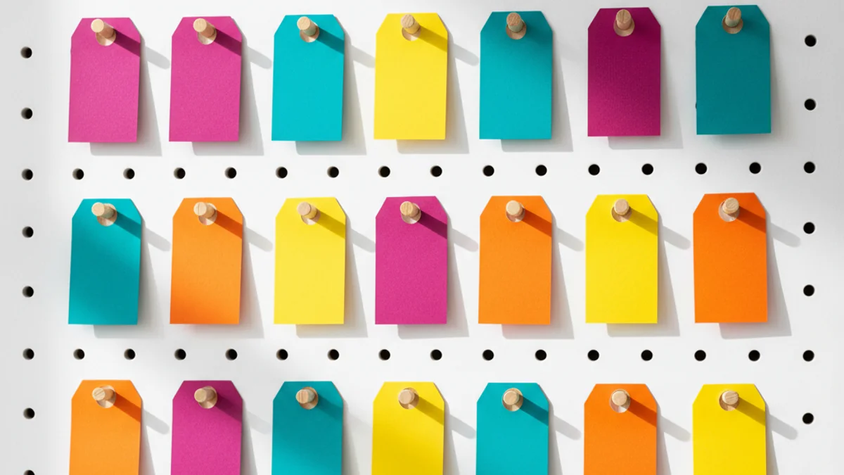 Painel de pinos com etiquetas coloridas organizadas em fileiras representando perguntas frequentes.