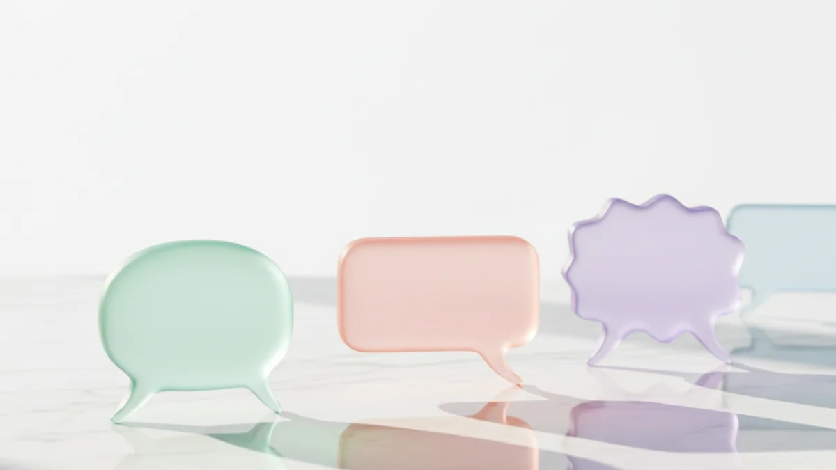 Caderno aberto com perguntas numeradas e respostas em cartões físicos organizados sobre mesa de madeira clara representando dúvidas frequentes sobre CRM