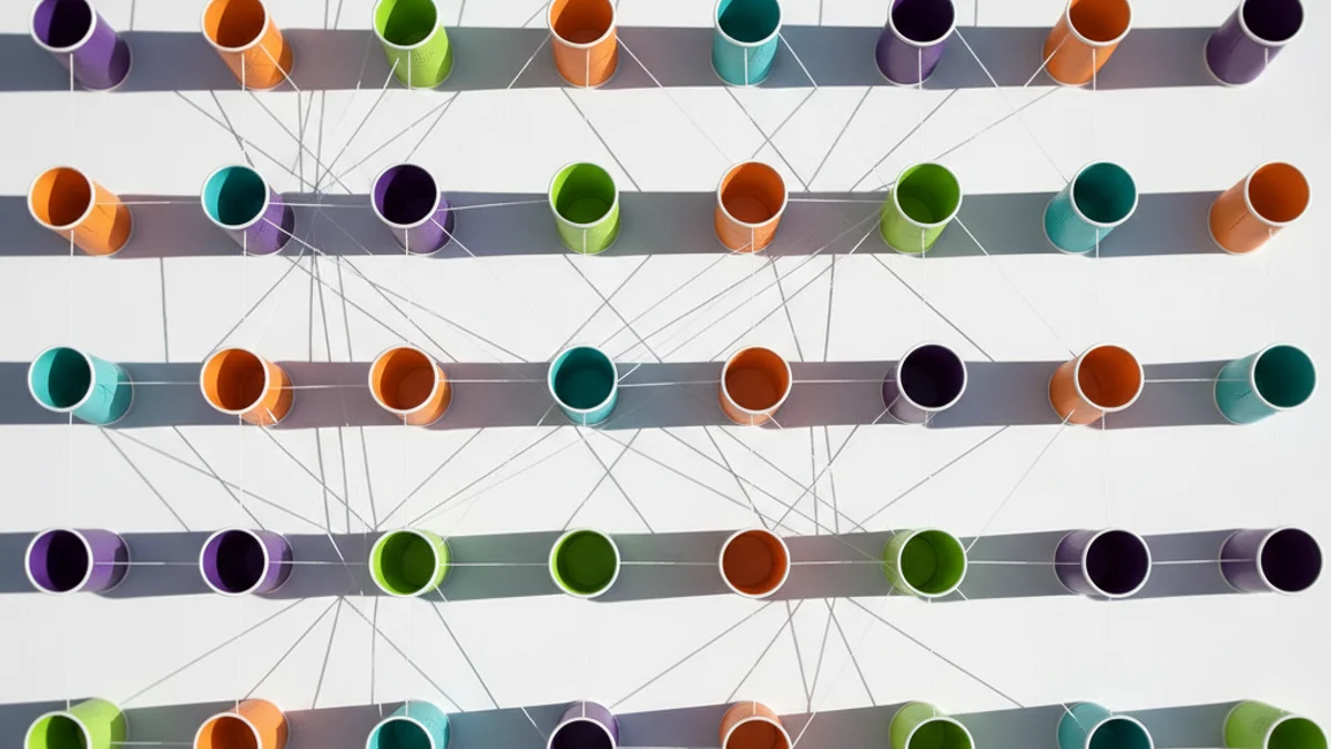 Rede de copos coloridos conectados por cordas representando canais e servidores do Discord.