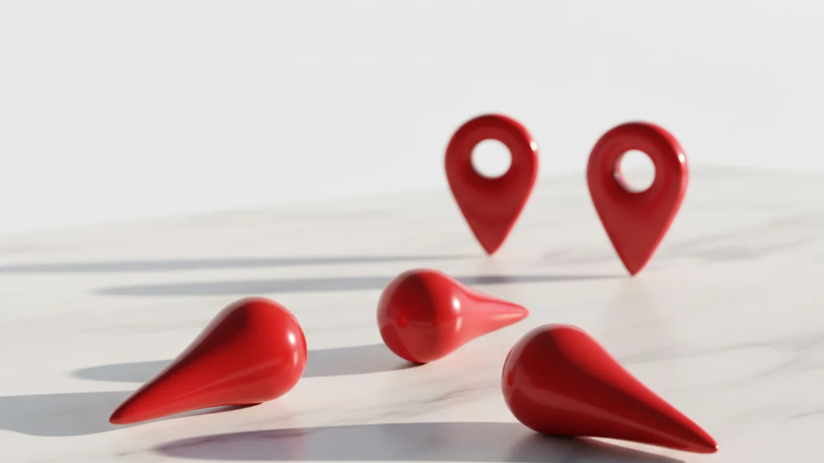Pinos de localização vermelhos tombados sobre mármore branco, simbolizando erros de ranqueamento local.
