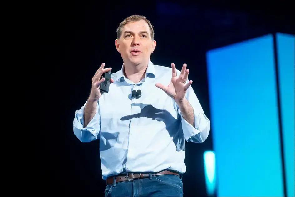 CEO da AWS alerta: não substitua trabalhadores por IA