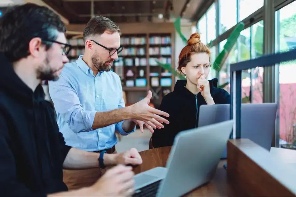 Como Silos Internos Afetam o Crescimento das Empresas e Como Superá-los