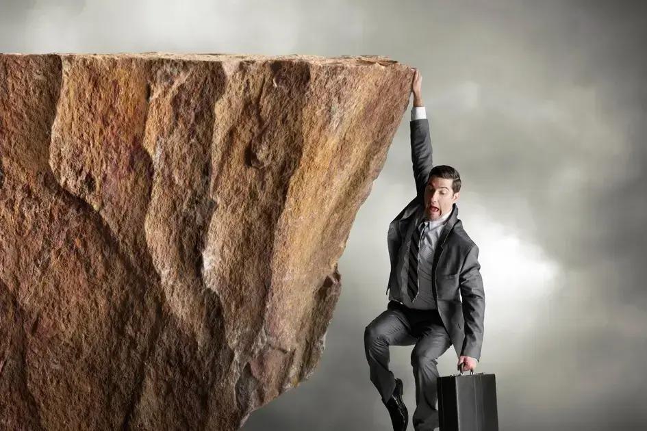 O que é Job Hugging e como isso afeta sua carreira?