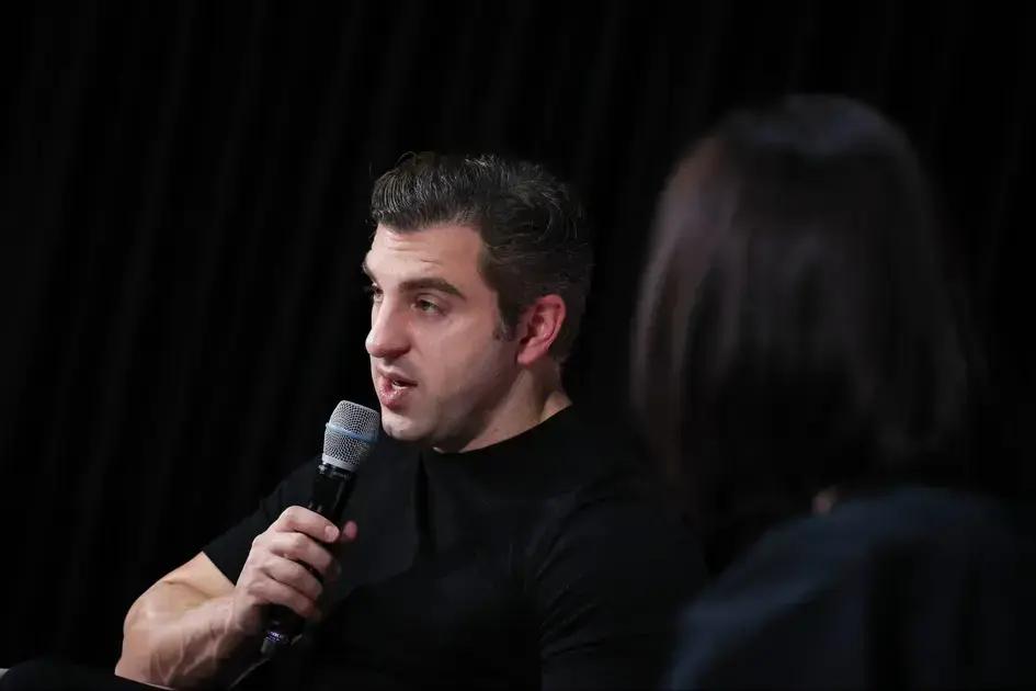 Brian Chesky Revela Planos para Acelerar o Crescimento da Airbnb