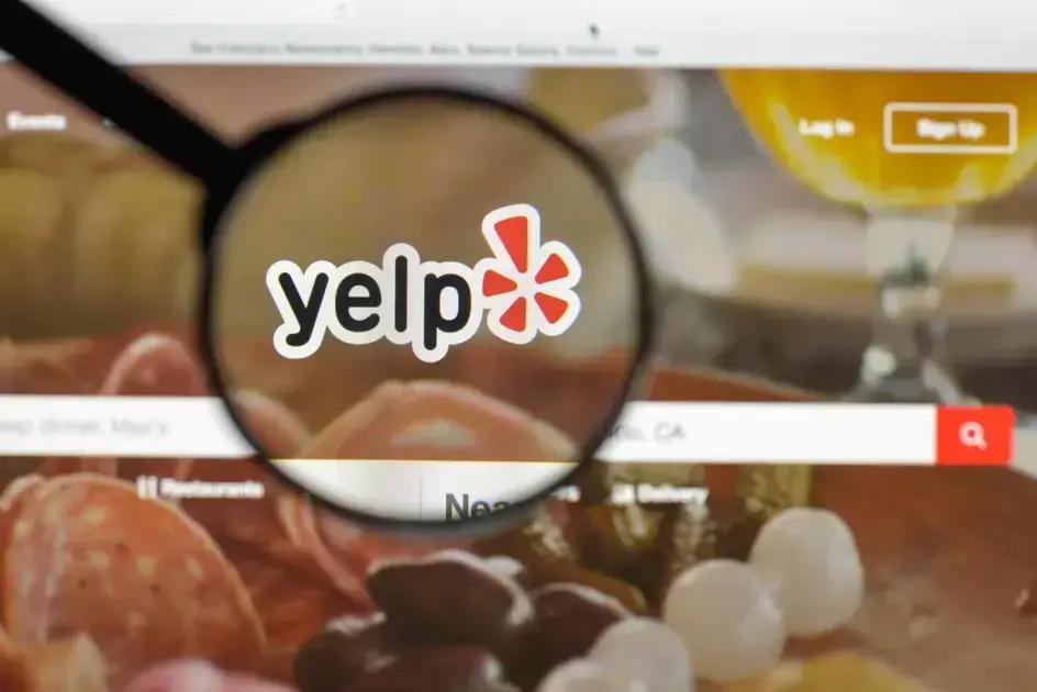 Yelp lança ferramentas de IA para engajamento em tempo real com clientes