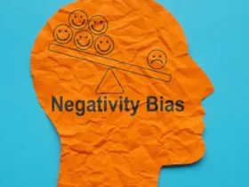 Como a Negatividade Afeta a Experiência do Cliente e o Marketing